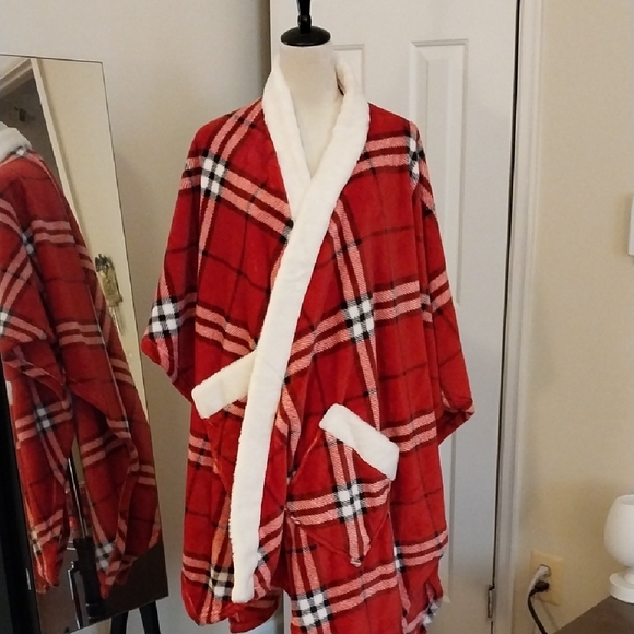 Red Plaid Robe Macy's | Intimates & Sleepwear | Nwot Cozy Red Plaid Robe With White ...